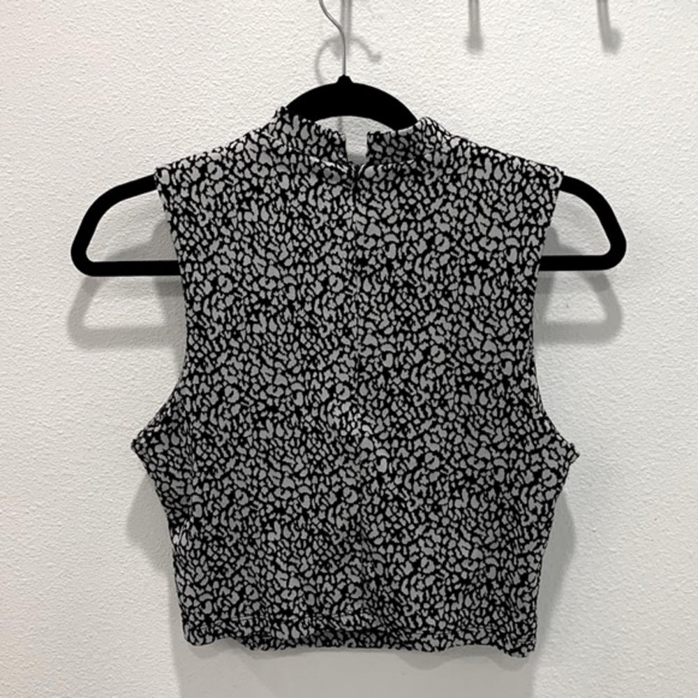 🖤 Forever 21 Pebbled Crop Top - Picture 2 of 4